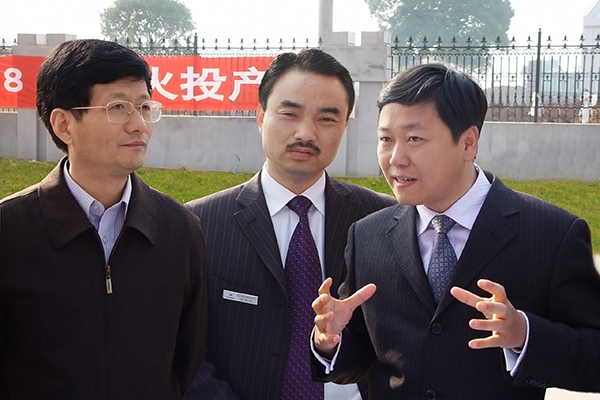 2004年12月，時(shí)任江西省委書(shū)記孟建柱（左一）視察高安紅獅，指示加快項目建設，為江西水泥行業(yè)結構調整作出貢獻