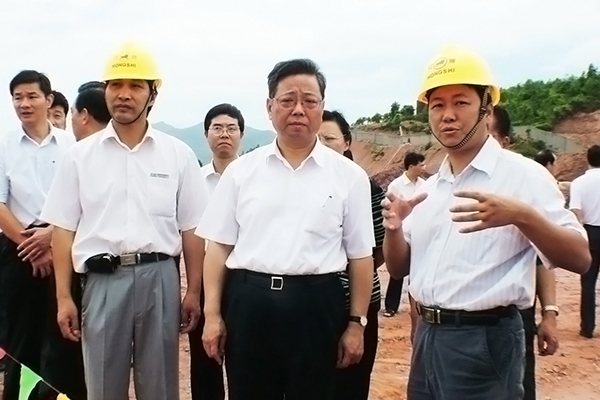 2006年8月，十二屆全國人大環(huán)境與資源保護委員會(huì )副主任委員黃小晶（右二，時(shí)任福建省省長(cháng)）來(lái)漳平紅獅視察