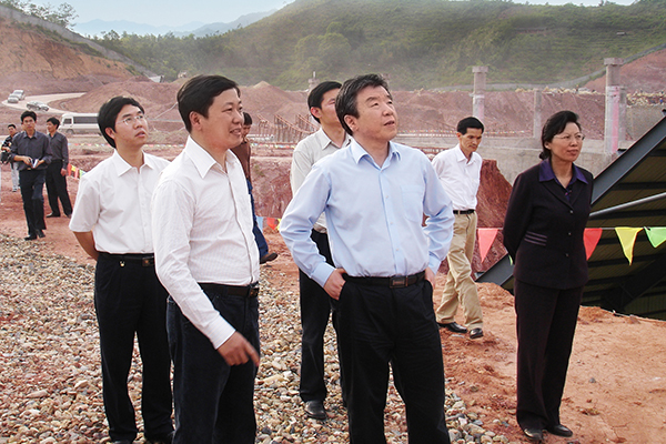 2007年4月，全國政協(xié)副主席盧展工（右二，時(shí)任福建省委書(shū)記）到漳平紅獅調研，要求加快項目建設，為海峽西岸經(jīng)濟區建設作出更大貢獻