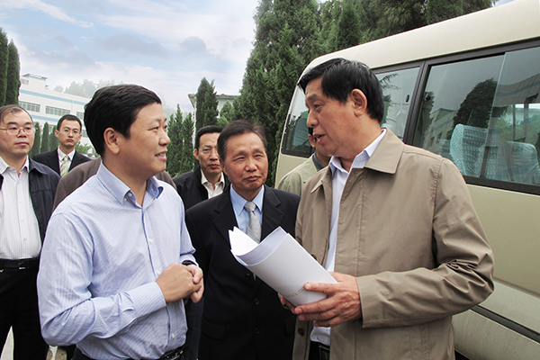 2010年9月，中央政治局常委、全國人大常委會(huì )委員長(cháng)栗戰書(shū)（右一，時(shí)任貴州省委書(shū)記）聽(tīng)取集團董事長(cháng)章小華關(guān)于龍里紅獅項目匯報